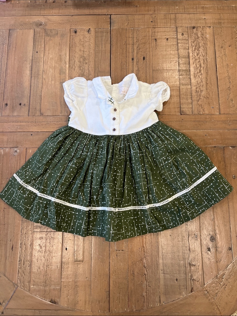 Well dressed wolf collared fit and flare twirl dress green white 2T